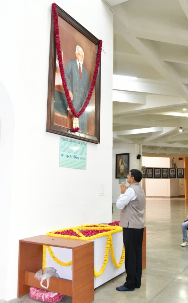 ગુજરાત વિધાનસભાના અધ્યક્ષએ ક્રાંતિવીર સરદારસિંહ રાણાની 156મી જયંતિ નિમિત્તે પોડિયમ ખાતે પુષ્પાંજલિ અર્પણ કરી