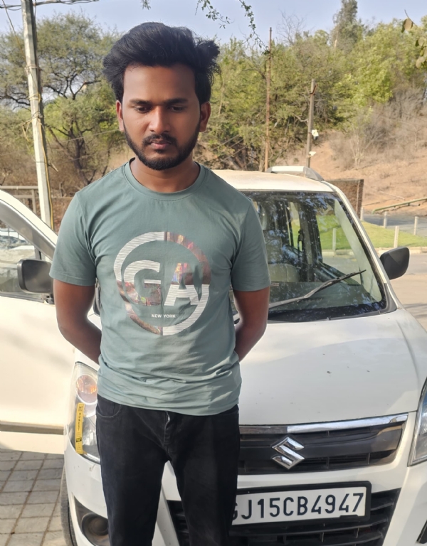 આરોપી સાથે જપ્ત કાર આરોપી સાથે જપ્ત કાર