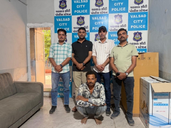 દારૂના જથ્થા સાથે ઝડપાયેલ આરોપી સાથે પોલીસ ટીમ