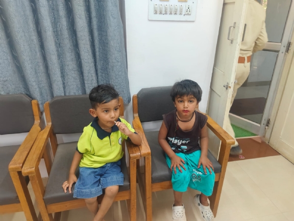 રાણાવાવ પોલીસે ખોવાયેલ બાળકોનું પરિવાર સાથે મિલન કરાવ્યું. રાણાવાવ પોલીસે ખોવાયેલ બાળકોનું પરિવાર સાથે મિલન કરાવ્યું.