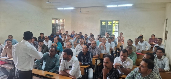 સ્થાનિક સ્વરાજ્યની ચૂંટણી માટે સજ્જ થતો પોલિંગ સ્ટાફ