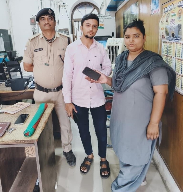 ગોંડલ સ્ટેશન પર રેલવે કર્મચારીઓની સતર્કતાથી ગોંડલ સ્ટેશન પર રેલવે કર્મચારીઓની સતર્કતાથી