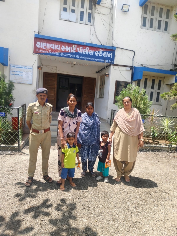 રાણાવાવ પોલીસે ખોવાયેલ બાળકોનું પરિવાર સાથે મિલન કરાવ્યું. રાણાવાવ પોલીસે ખોવાયેલ બાળકોનું પરિવાર સાથે મિલન કરાવ્યું.