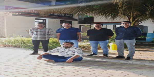 કચ્છમાં દારૂના ગેરકાયદેસર ધંધા સામે, કડક કાર્યવાહી: પાસા હેઠળ આરોપીને સુરત જેલમાં ખસેડાયો