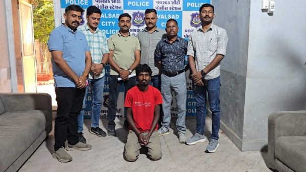 આરોપી બસંત રાજકુમાર ચક્રવતી અને વલસાડ સીટી પોલીસ ટીમ. આરોપી બસંત રાજકુમાર ચક્રવતી અને વલસાડ સીટી પોલીસ ટીમ.
