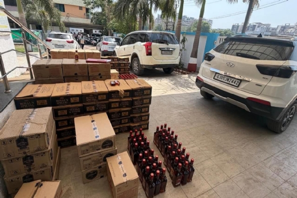 SMC રેડમાં જપ્ત દારૂ અને વાહનો. SMC રેડમાં જપ્ત દારૂ અને વાહનો.