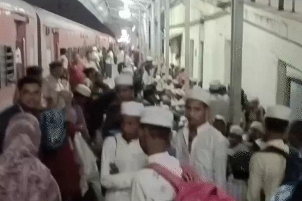 ટ્રેનમાંથી કટની સ્ટેશન પર તમામ બાળકોને નીચે ઉતાર્યા