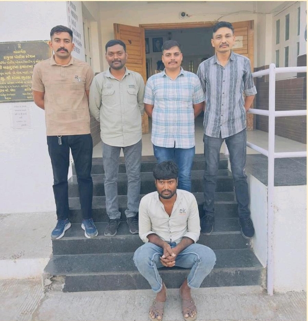 રાજકોટના બે ગુનાઓમાં ફરાર આરોપી ઝડપાયો: અમરેલી LCBની મોટી સફળતા