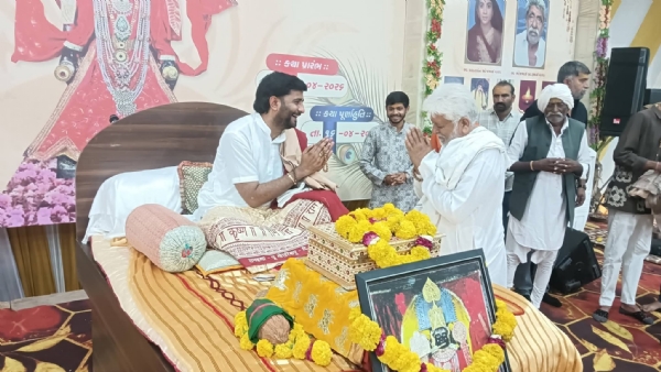 બાલાનીવાવમાં શ્રીમદ્ ભગવદ્ કથાનો ધાર્મિક માહોલ: ભક્તિ બાપુની ઉપસ્થિતિમાં વક્તાનું સન્માન