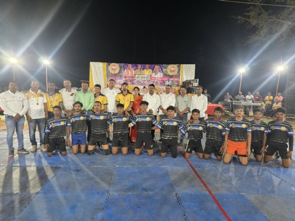 ખાનવેલ કબડ્ડી સમાપન પર વિજેતા ટીમ સાથે મહેમાનો.