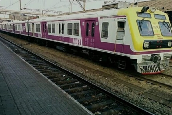 ટ્રેન નંબર 19209/10 ભાવનગર–ઓખા–ભાવનગર એક્સપ્રેસમાં તૃતીય વાતાનુકૂલિત કોચની સ્થાયી વૃદ્ધિ યાત્રિયોની વધતી માંગ અને મુસાફરી સુવિધાઓને વધુ મજબૂત બનાવવા માટે પશ્ચિમ રેલવે દ્વારા એક મહત્વપૂર્ણ નિર્ણય લેવામાં આવ્યો છે. આ અંતર્ગત ટ્રેન નંબર 19209/10 ભાવનગર ટર્મિનસ–ઓખા–ભાવનગર ટર્મિનસ એક્સપ્રેસમાં એક વધારાનો તૃતીય વાતાનુકૂલિત (થર્ડ એસી) કોચ સ્થાયી રીતે લગાવવામાં આવશે. વરિષ્ઠ મંડલ વાણિજ્ય પ્રબંધક અતુલ કુમાર ત્રિપાઠીએ માહિતી આપતાં જણાવ્યું કે હાલમાં એક તૃતીય શ્રેણી વાતાનુકૂલિત કોચ (3rd AC) કોચ તાત્કાલિક રીતે લગાવવામાં આવતો હતો, જેને હવે રેલવે પ્રશાસન દ્વારા સ્થાયી રીતે લગાવવાનો નિર્ણય લેવામાં આવ્યો છે. આ સુધારેલ કોચ રચના નીચે મુજબ અમલમાં આવશે: • ટ્રેન નંબર 19209 (ભાવનગર ટર્મિનસ–ઓખા) માટે તારીખ 01 જૂન, 2026 થી • ટ્રેન નંબર 19210 (ઓખા–ભાવનગર ટર્મિનસ) માટે તારીખ 02 જૂન, 2026 થી આ નિર્ણયથી યાત્રિયોને વધુ આરક્ષિત બેઠકો ઉપલબ્ધ થશે તેમજ તેમની મુસાફરી વધુ આરામદાયક અને સુવિધાજનક બનશે. મંડળ રેલ પ્રબંધક  દિનેશ વર્માએ મુસાફરોને અપીલ કરી છે કે તેઓ આ વાતાનુકૂલિત કોચની સુવિધાનો વધુમાં વધુ લાભ લઈ સુરક્ષિત અને આરામદાયક મુસાફરીનો અનુભવ કરે.