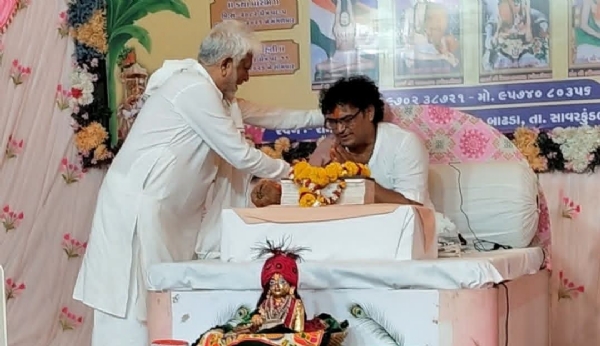 બાઢડામાં ભક્તિભાવનો મહિમા: ભક્તિ બાપુએ કથાકાર રવીરામ બાપુનું સન્માન કર્યું