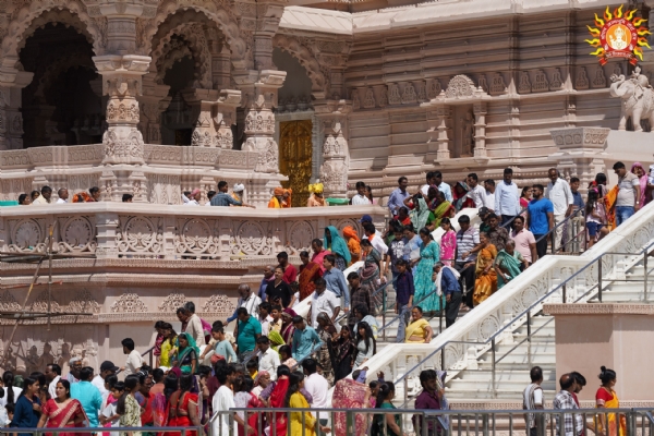 શ્રી રામ જન્મભૂમિ મંદિર પરિસરમાં દર્શન કરતા ભક્તો