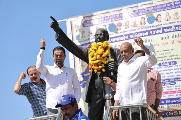 અમરેલીમાં ડૉ. બાબાસાહેબ આંબેડકર જયંતિ નિમિત્તે શ્રદ્ધાંજલિ, આગેવાનોની ઉપસ્થિતિ અમરેલીમાં ડૉ. બાબાસાહેબ આંબેડકર જયંતિ નિમિત્તે શ્રદ્ધાંજલિ, આગેવાનોની ઉપસ્થિતિ
