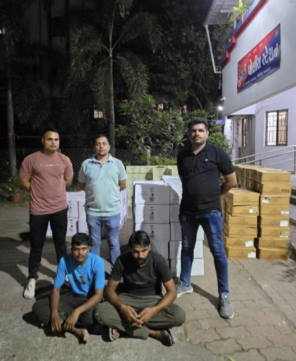 દારૂ સાથે ઝડપી પાડેલો ટ્રક તથા આરોપીઓ દારૂ સાથે ઝડપી પાડેલો ટ્રક તથા આરોપીઓ