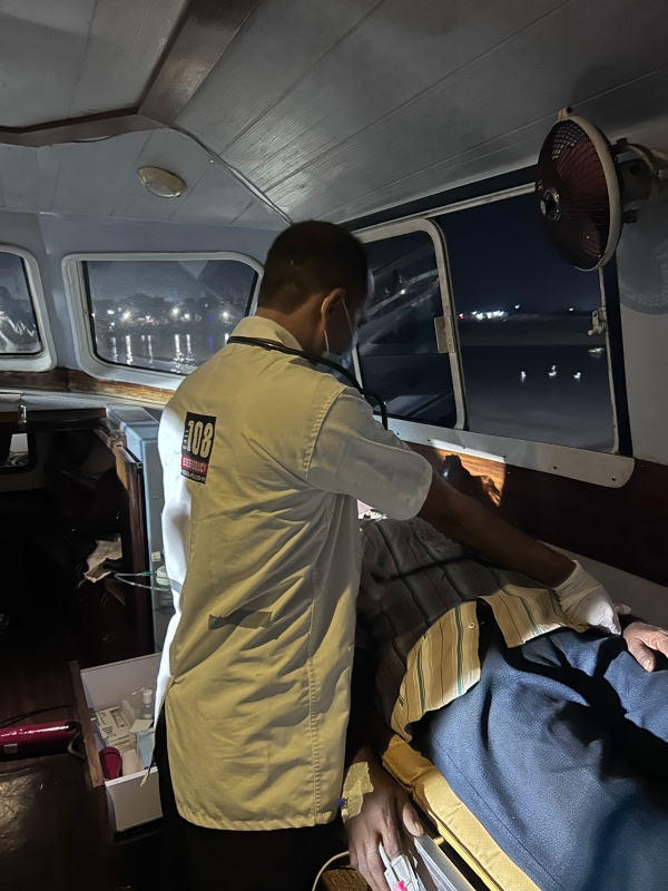 પોરબંદરમાં 108 બોટ એમ્બ્યુલન્સે માછીમારનો જીવ બચાવ્યો. પોરબંદરમાં 108 બોટ એમ્બ્યુલન્સે માછીમારનો જીવ બચાવ્યો.