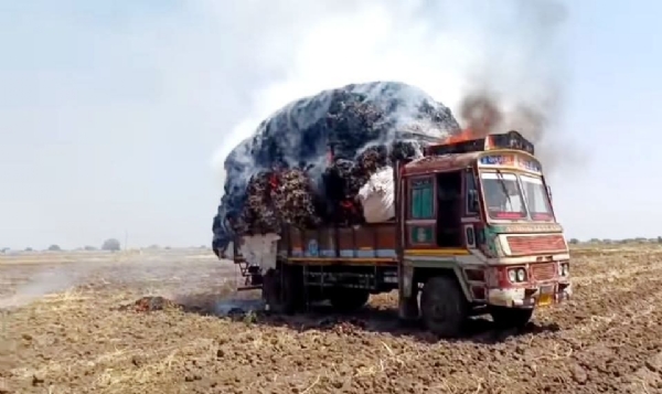 લાઠી નજીક કપાસ ભરેલા ટ્રકમાં અચાનક આગ, કારણ અકબંધ લાઠી નજીક કપાસ ભરેલા ટ્રકમાં અચાનક આગ, કારણ અકબંધ