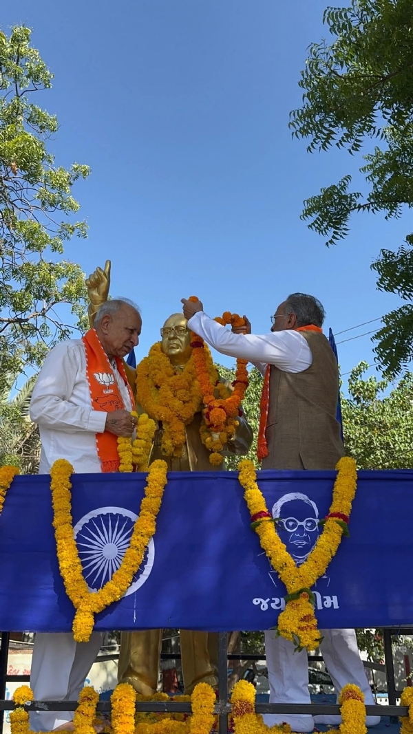 પોરબંદર જિલ્લા ભાજપ દ્વારા  બાબાસાહેબ આંબેડકરની પ્રતિમાને હારતોરા કર્યા.