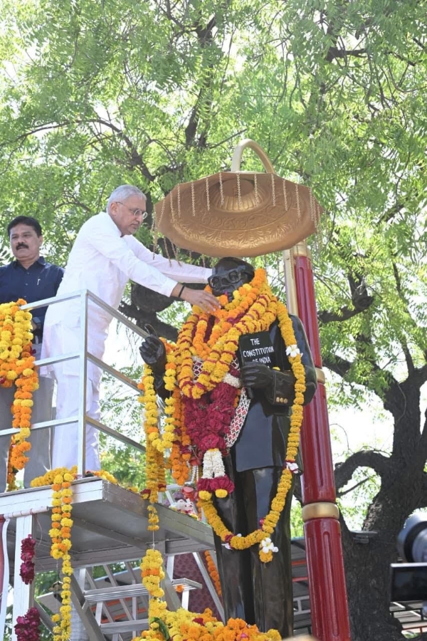 જગદીશ વિશ્વકર્માએડૉ.બાબાસાહેબ આંબેડકરજીની જન્મજયંતી નિમિત્તે આજે જામનગર ખાતે તેમની પ્રતિમાને પુષ્પાંજલિ અર્પણ કરી જગદીશ વિશ્વકર્માએડૉ.બાબાસાહેબ આંબેડકરજીની જન્મજયંતી નિમિત્તે આજે જામનગર ખાતે તેમની પ્રતિમાને પુષ્પાંજલિ અર્પણ કરી