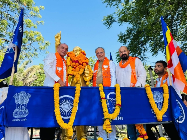 પોરબંદર જિલ્લા ભાજપ દ્વારા  બાબાસાહેબ આંબેડકરની પ્રતિમાને હારતોરા કર્યા.