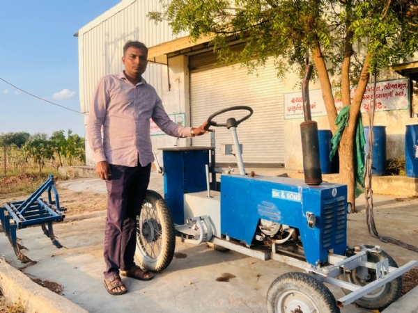 વેસ્ટમાંથી બેસ્ટ: બોદલા ગામના ખેડૂતનો સ્કૂટર એન્જિનથી મિની ટ્રેક્ટર તૈયાર