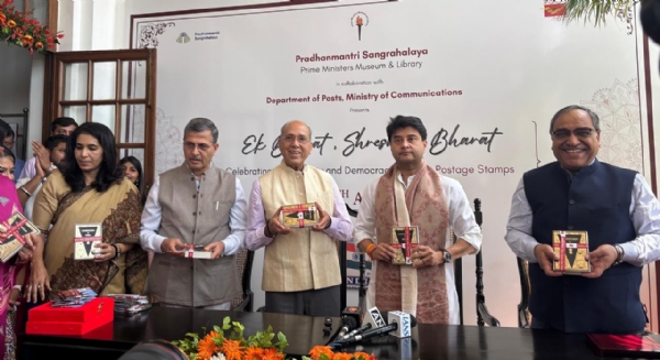 બંધારણ, બાબાસાહેબ ડૉ. આંબેડકર અને પ્રધાનમંત્રી કાર્યાલયના સ્થાપના દિવસ સાથે સંબંધિત વિશેષ પોસ્ટકાર્ડનું વિમોચન બંધારણ, બાબાસાહેબ ડૉ. આંબેડકર અને પ્રધાનમંત્રી કાર્યાલયના સ્થાપના દિવસ સાથે સંબંધિત વિશેષ પોસ્ટકાર્ડનું વિમોચન