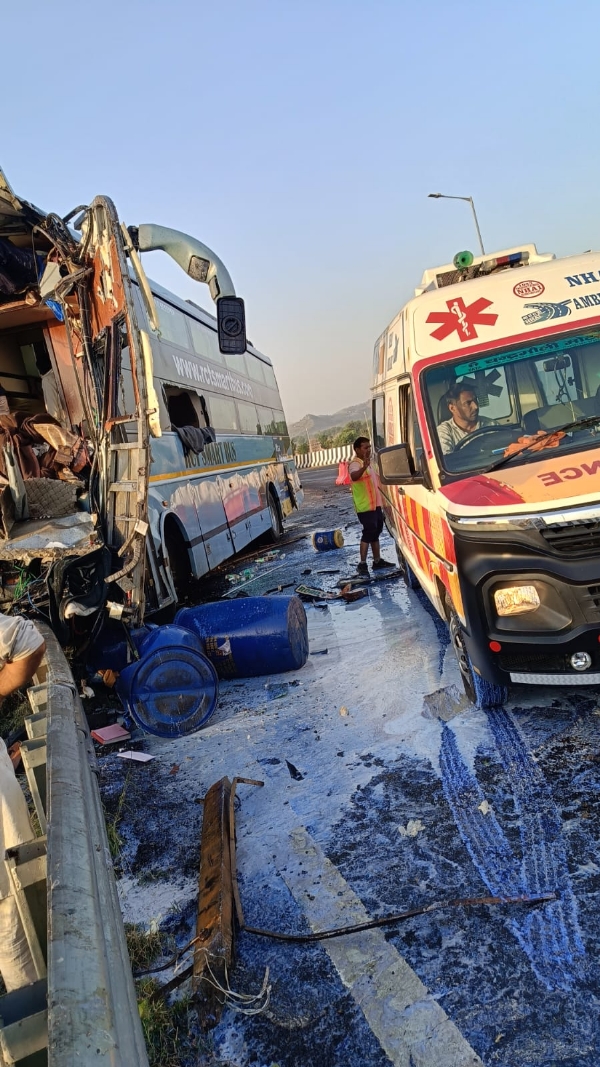 દિલ્હી-મુંબઈ એક્સપ્રેસવે પર માર્ગ અકસ્માત