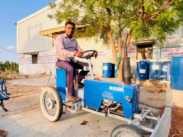વેસ્ટમાંથી બેસ્ટ: બોદલા ગામના ખેડૂતનો સ્કૂટર એન્જિનથી મિની ટ્રેક્ટર તૈયાર