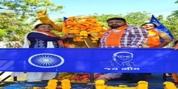 પોરબંદર જિલ્લા ભાજપ દ્વારા બાબાસાહેબ આંબેડકરની પ્રતિમાને હારતોરા કર્યા.