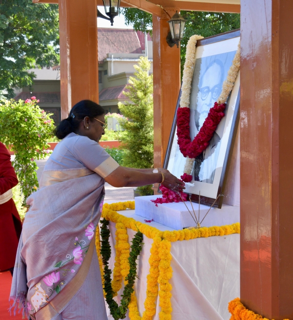 ભારતના રાષ્ટ્રપતિ દ્રૌપદી મુર્મુએ લોકભવન ખાતે ડૉ. ભીમરાવ આંબેડકરને ભાવભીની પુષ્પાંજલિ અર્પણ કરી ભારતના રાષ્ટ્રપતિ દ્રૌપદી મુર્મુએ લોકભવન ખાતે ડૉ. ભીમરાવ આંબેડકરને ભાવભીની પુષ્પાંજલિ અર્પણ કરી