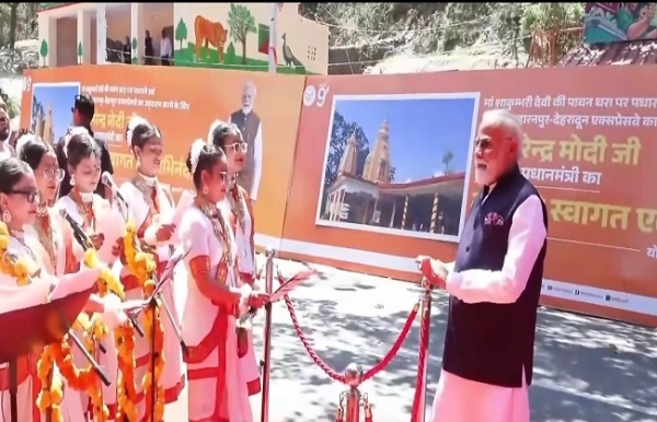 પ્રધાનમંત્રી નરેન્દ્ર મોદીનું સ્વાગત કરતી બાળાઓ પ્રધાનમંત્રી નરેન્દ્ર મોદીનું સ્વાગત કરતી બાળાઓ