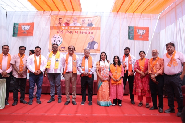 વાપીમાં 13 વોર્ડના ચૂંટણી કાર્યાલયોના ઉદ્ઘાટન સમયે નાણાં મંત્રી કનુભાઈ દેસાઈ હાજર.