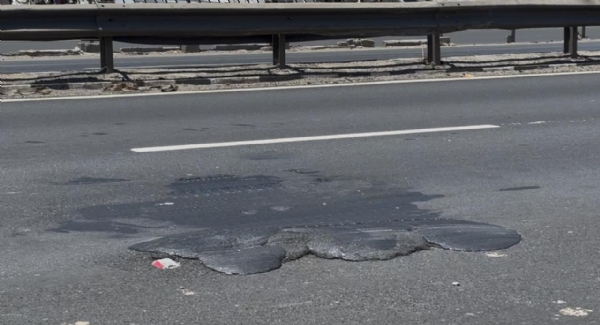 વાપી નેશનલ હાઈવે પર ગરમીથી ડામર પિઘળ્યો, બાઈક સવારો માટે જોખમ.