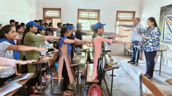 મતદાન જાગૃતિ અમે ચોક્કસ મતદાન કરીશું ના શપથ લેતા વિદ્યાર્થીઓ