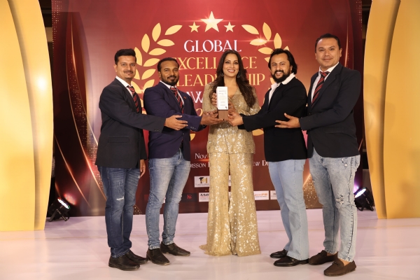 ફિટનેસ આઈકોના હસ્તે પોરબંદરની એક્સ્ટ્રીમ ફિટનેસ કેરને એવોર્ડ એનાયત.