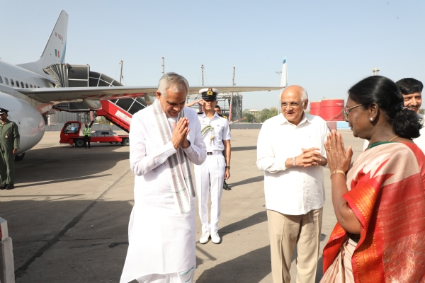 The Governor and Chief Minister bid a fond farewell to the President at Ahmedabad Airport.