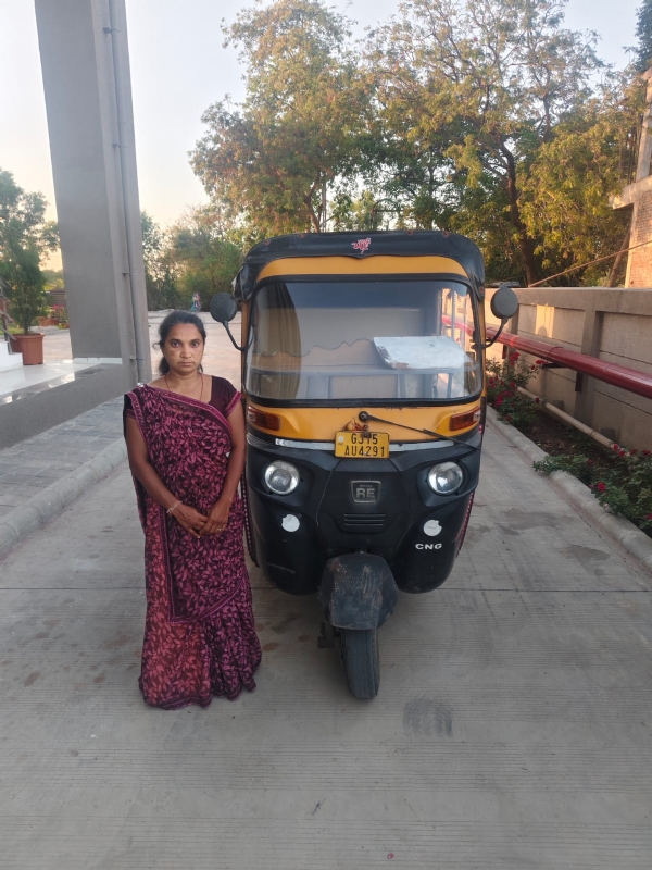 બજાજ ઓટો રીક્ષામાંથી ઝડપાયેલ વિદેશી દારૂનો જથ્થો અને આરોપી મહિલા