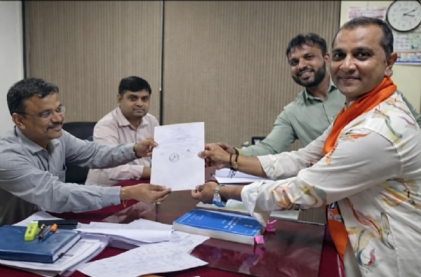 ધરમભાઈ પટેલ બિનહરીફ વિજય બાદ પ્રમાણપત્ર લેતા.