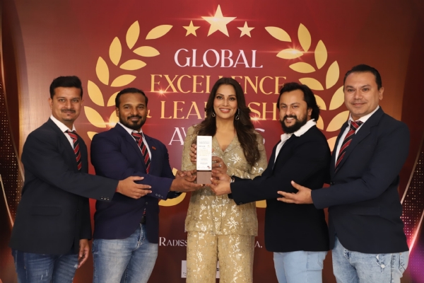 ફિટનેસ આઈકોના હસ્તે પોરબંદરની એક્સ્ટ્રીમ ફિટનેસ કેરને એવોર્ડ એનાયત.