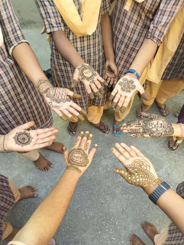 સરસ્વતી કન્યા વિદ્યાલયની વિદ્યાર્થીનીઓએ મહેંદીના માધ્યમથી પાઠવ્યો મતદાન જાગૃતિનો સંદેશ.