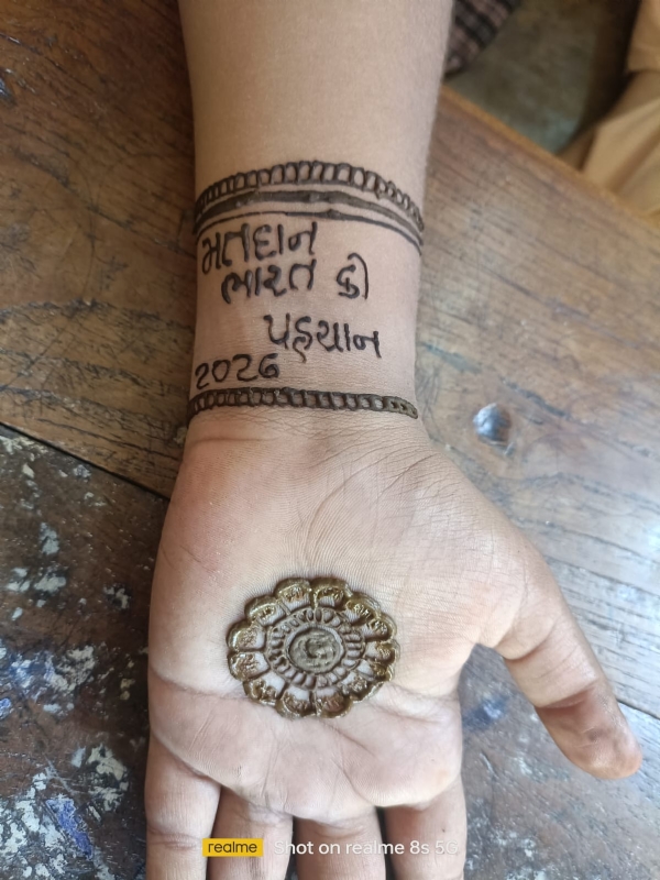 સરસ્વતી કન્યા વિદ્યાલયની વિદ્યાર્થીનીઓએ મહેંદીના માધ્યમથી પાઠવ્યો મતદાન જાગૃતિનો સંદેશ.