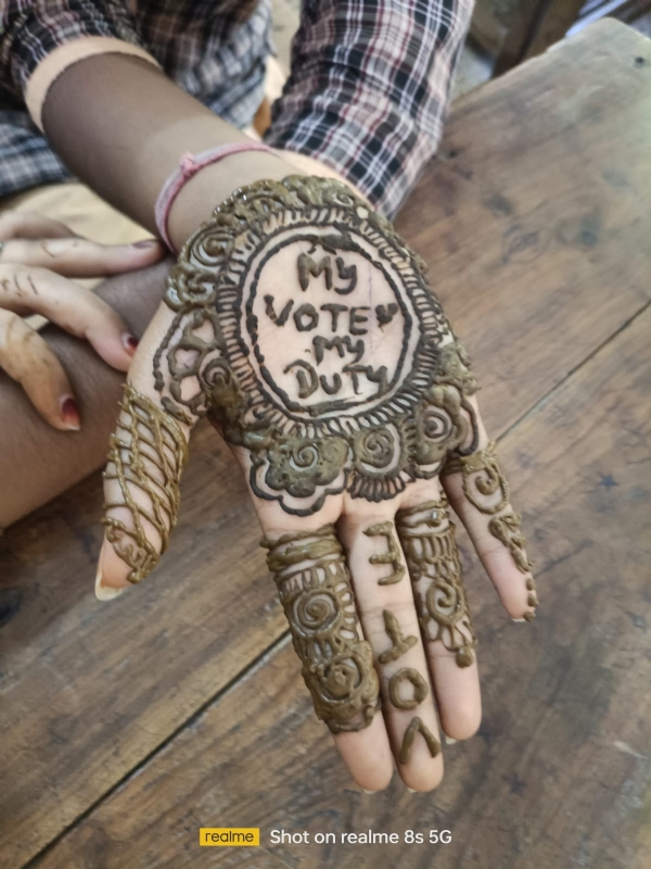 સરસ્વતી કન્યા વિદ્યાલયની વિદ્યાર્થીનીઓએ મહેંદીના માધ્યમથી પાઠવ્યો મતદાન જાગૃતિનો સંદેશ.