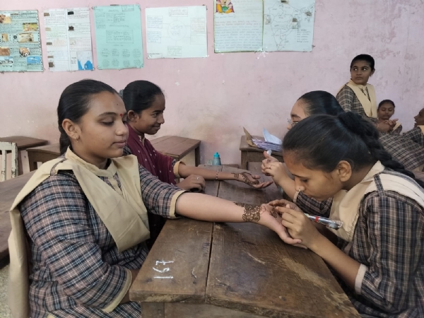 સરસ્વતી કન્યા વિદ્યાલયની વિદ્યાર્થીનીઓએ મહેંદીના માધ્યમથી પાઠવ્યો મતદાન જાગૃતિનો સંદેશ.
