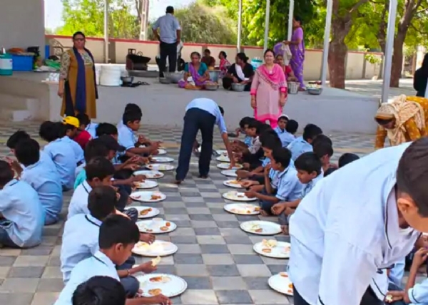 છઠીયારડા પ્રાથમિક શાળામાં તિથિ ભોજનનું આયોજન, વિદ્યાર્થીઓને કરાયું ભોજન