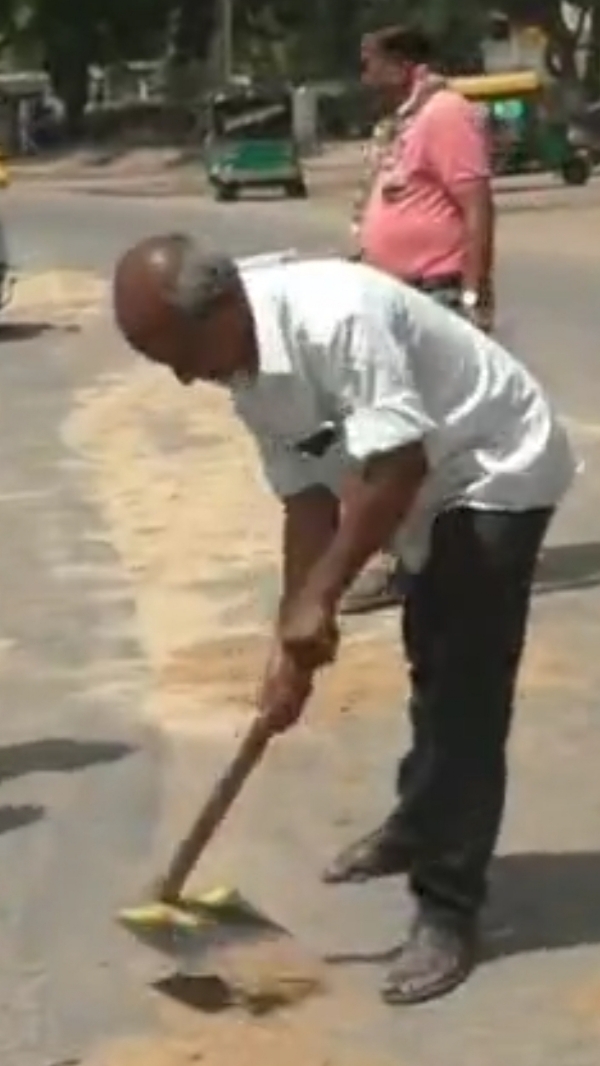 પાટણ નગરપાલિકાની ચૂંટણી દરમિયાન વોર્ડ નંબર 9 ના કોંગ્રેસ ઉમેદવારોએ પરંપરાગત પ્રચાર છોડીને લોકહિતનું ઉદાહરણ પૂરું પાડ્યું