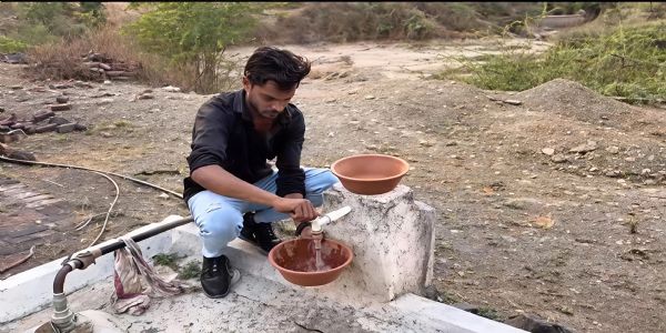 સાવરકુંડલામાં હનુમાનજી આશ્રમની અનોખી પહેલ: પક્ષીઓ માટે 1,000 પાણીના કુંડાનું વિતરણ