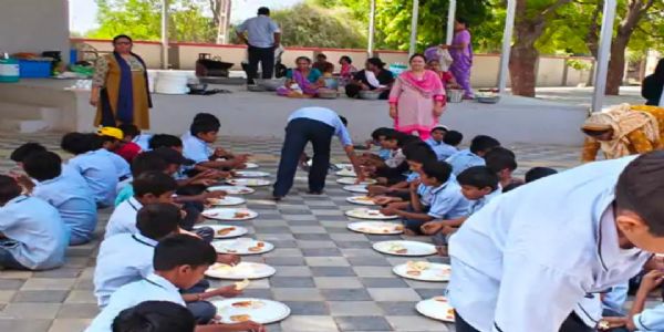 છઠીયારડા પ્રાથમિક શાળામાં તિથિ ભોજનનું આયોજન, વિદ્યાર્થીઓને કરાયું ભોજન