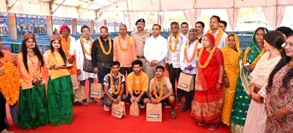 ચારધામ યાત્રા-અધિકારીઓ સાથે યાત્રાળુઓ