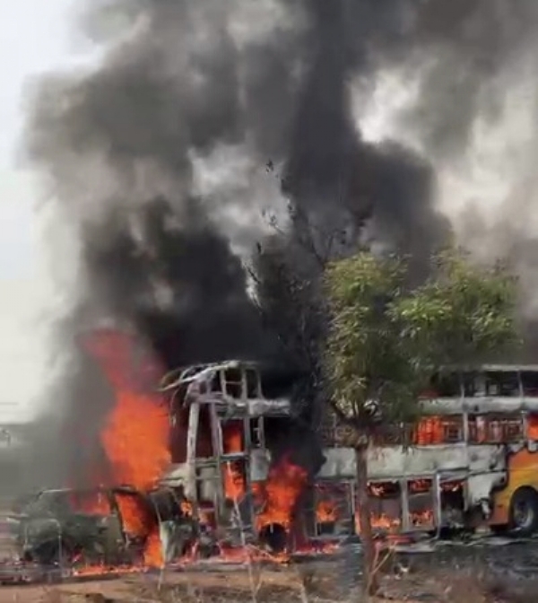 કાર અને બસ બંનેમાં આગ