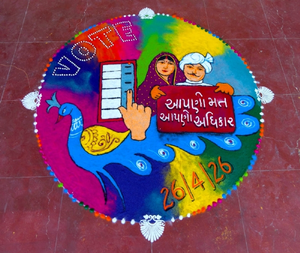પોરબંદરમાં SVAP અંતર્ગત રંગોળીથી મતદાન જાગૃતિનો સંદેશ.